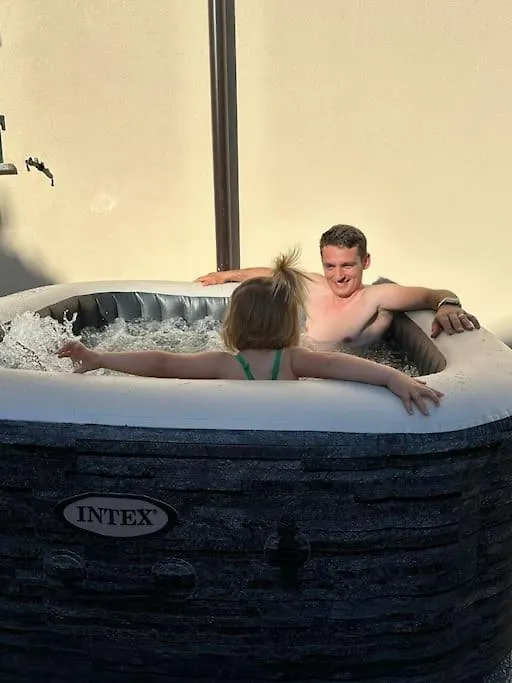 ואראצה Villetta Grignetta Relax Giardino E Jacuzzi דירה